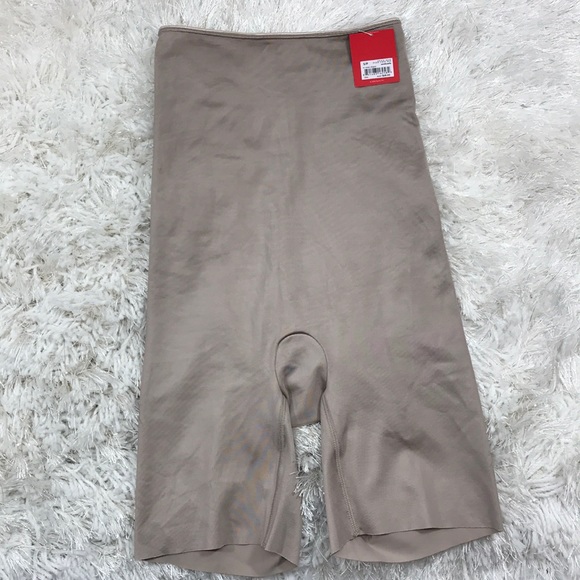 ✨SPECIAL✨SPANX High Waist Mid-Thigh Shorts - Picture 2 of 8